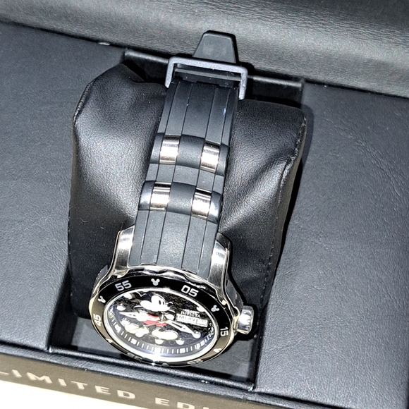 Disney Invicta Limited Edition Mickey Mouse Watch - Picture 8 of 13